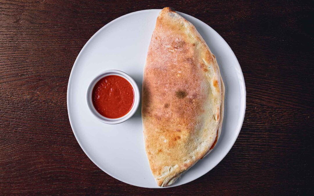 Calzone (paradicsomszósz, füstölt sajt, bacon, szalámi)